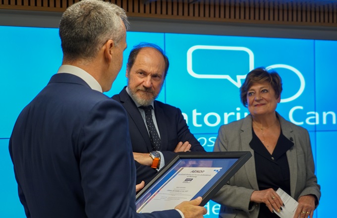 Imagen de Rafael García Meiro, consejero delegado de Aenor, entregando el certificado a Mariano González, consejero delegado de Canal de Isabel II. e Isabel Pemau, directora de recursos.