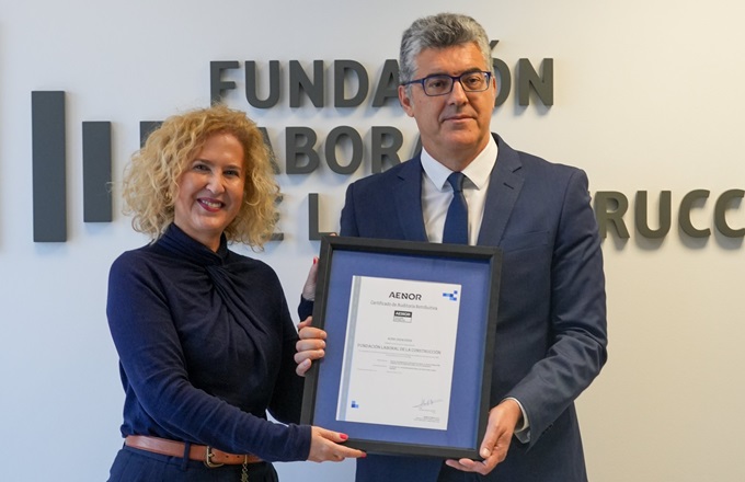 Susana Pedrero, directora de personas y organización de Aenor, entrega el certificado a Julio Gil Iglesias, director general de la Fundación Laboral de la Construcción.