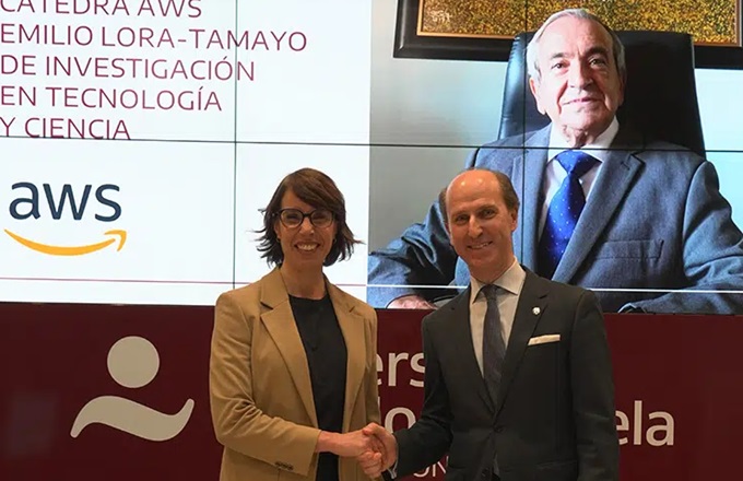 Imagen de Suzana Curic, directora general de Amazon Web Services para España y Portugal, y Jaime Olmedo, rector de la UCJC.