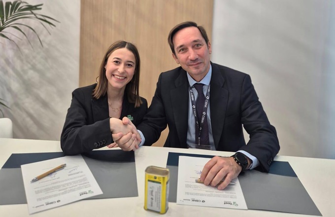 Imagen de Natalia Bascones, presidenta de la FEEF, y Enrique Serra, consejero delegado de CBNK, durante la firma del acuerdo.