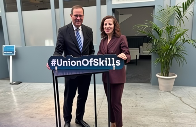 Imagen de Roxana Mînzatu, vicepresidenta ejecutiva y comisaria europea de derechos sociales y habilidades, empleos de calidad y preparación, y Chuck Robbins, presidente y CEO de Cisco.