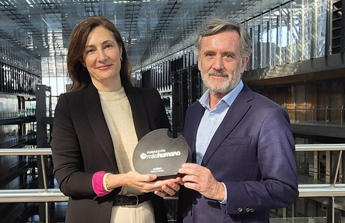 Imagen de María Rodríguez-Navarro, directora de talento y cultura de Endesa, y Tomás Pereda, subdirector general de la Fundación máshumano.