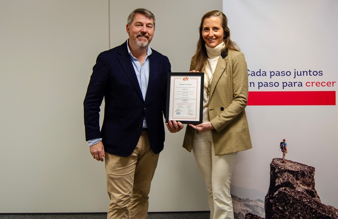 Imagen de María Álvarez Becerril, directora corporativa de Recursos Humanos de Grupo Eulen, y Rafael Fuertes Martínez, director general de la Fundación Másfamilia.