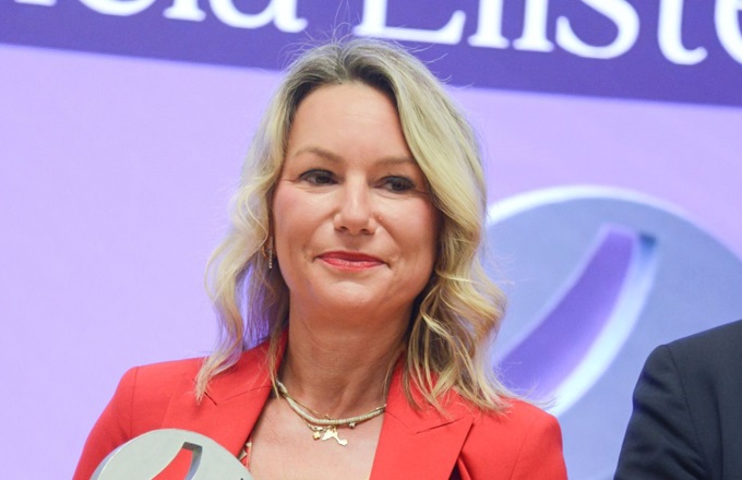 Imagen de Gabriela Llisterri recogiendo el galardón
