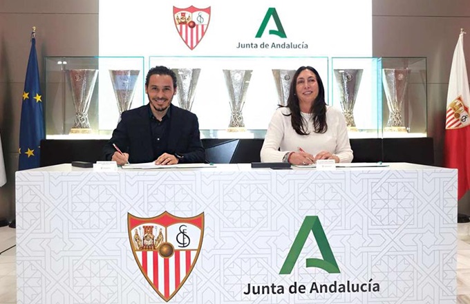 Loles López, consejera de inclusión social de la Junta de Andalucía, y José María del Nido Carrasco, presidente del Sevilla FC, firman el acuerdo de adhesión.