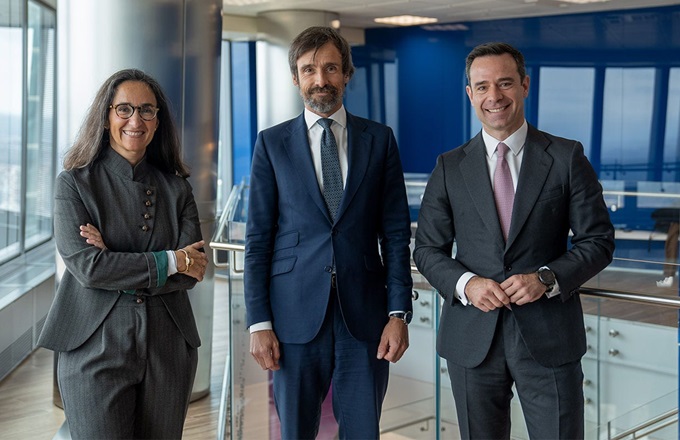 Francisco Boada (centro), acompañado por Noelle Cajigas, socia responsable de deal advisory de KPMG en España, y José A. Zarzalejos, socio responsable de corporate finance.