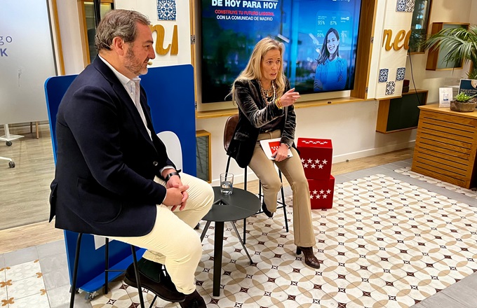 Imagen de Rocío Albert, consejera de economía, hacienda y empleo de la Comunidad de Madrid, y Ángel Sáenz de Cenzano, director general de LinkedIn en España y Portugal, durante la presentación del programa de formación.
