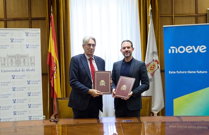 Imagen de José Vicente Saz, rector de la Universidad de Alcalá, y David Villaseca, chief digital officer de Moeve, durante la firma del convenio de creación de la cátedra.