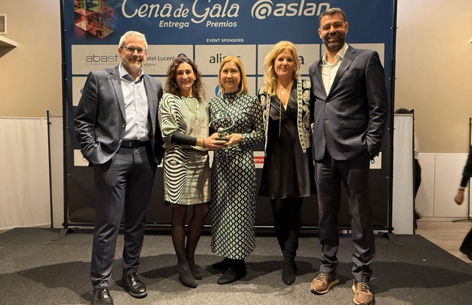 Imagen de Jordi Rovira, director de prestaciones de Mutua Universal, Rebeca Jiménez, jefa del departamento de Logística de cartera, Loli Bermúdez, jefa del departamento de Soporte a territorio, Esther Félix, directora de digitalización, y Román Pérez, director de digitalización y tecnología.