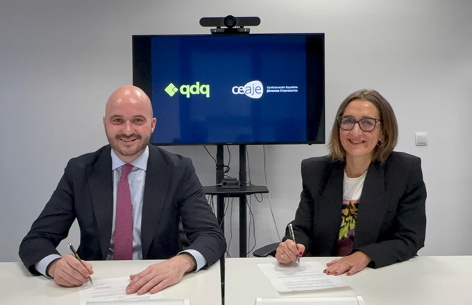 Ágar Pérez Valer, CEO de qdq, y Fermín Albadalejo, presidente de CEAJE, durante la firma del acuerdo.