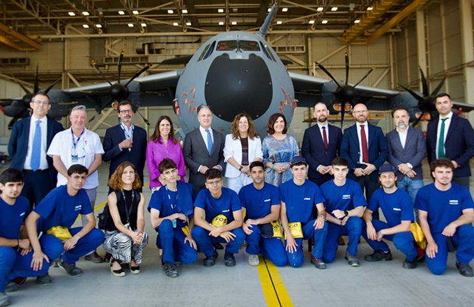 Representantes de la Junta de Andalucía y de Airbus junto con alumnos de formación profesional. ©Junta de Andalucía