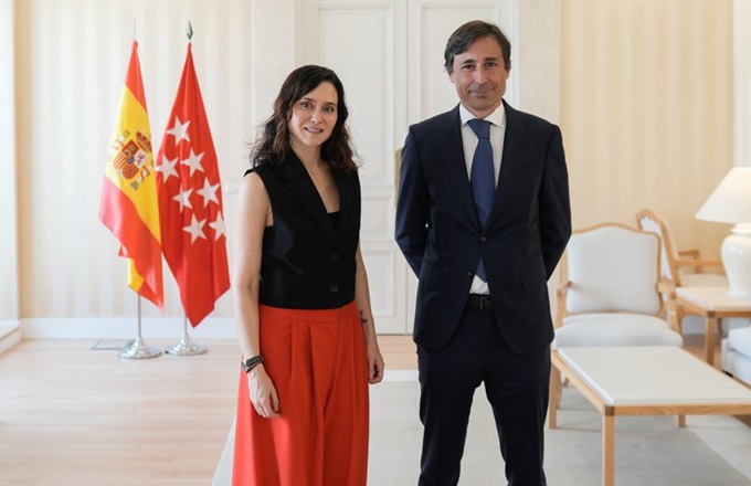 Imagen de Isabel Díaz Ayuso, presidenta de la Comunidad de Madrid, y Paco Salcedo, presidente de Microsoft España, durante la reunión que mantuvieron la semana pasada en la Real Casa de Correos, sede del Ejecutivo regional, para avanzar en la puesta en marcha de este y otros proyectos en la Comunidad de Madrid.