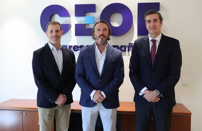 Desde la izquierda, Mikel Lekaroz, tesorero de IAB Spain, Carlos Sánchez, presidente de IAB Spain, y Javier Calderón, director del departamento de Empresas y Organizaciones de CEOE.