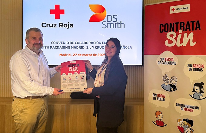 Imagen de Luis Millán, site manager de DS Smith Packaging Madrid, y Myriam Lorenzo, coordinadora de colaboración empresarial del plan de empleo de Cruz Roja en Madrid, tras la firma del convenio de colaboración.