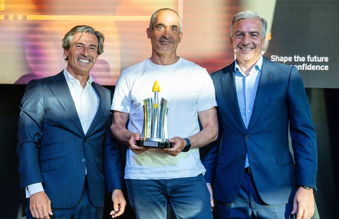 Imagen de Federico Linares, presidente de EY, Gabriel Aldamiz-Echevarría, chief product officer de Barkibu, y David Samu, socio responsable de la práctica de Estrategia y Operaciones en 