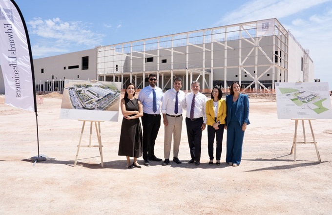 Imagen de la visita a las obras de la nueva planta de Edwards Lifesciences en Moncada (Valencia) Desde la izquierda: Rut Merino, consejera de Hacienda y Economía de la Generalidad Valenciana; Víctor Palma, director general de la planta de Montcada de Edwards; Carles Mazón, presidente de la Generalidad Valenciana; Joe Nuzzolese, vicepresidente global de la cadena de suministro y calidad de Edwards; Rebeca Torró, secretaria de estado de Industria, y Amparo Orts, alcaldesa de Moncada.