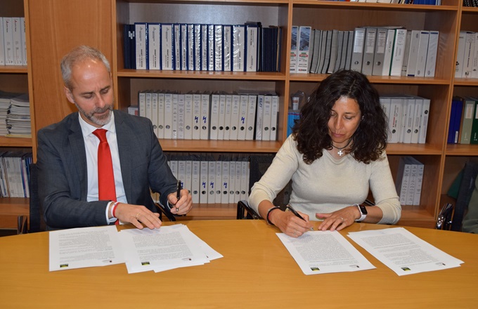Imagen de Lourdes Gullón, presidenta de Galletas Gullón, y Sergio Silva, consejero de educación del Gobierno de Cantabria, durante la firma del acuerdo.