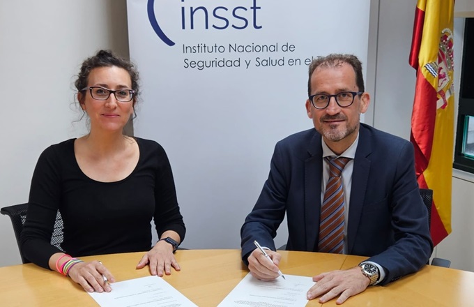 Imagen de Aitana Garí Pérez, directora del INSST, y Antonio Díaz Ruiz, presidente de Aespla, durante la firma del protocolo.