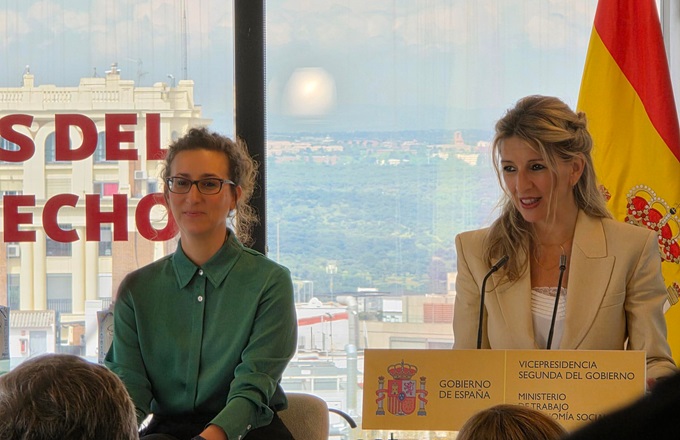 Imagen de Yolanda Díaz, ministra de Trabajo y Economía Social, y Aitana Garí, directora del INSST, durante la presentación de la Herramienta de Prevención para el Empleo en el Hogar.