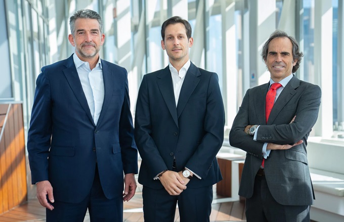 Imagen de Pablo Bernad (izda.), socio responsable de consulting corporates; Nacho Giles (centro), socio responsable del Centro de Excelencia SAP, y Gonzalo Ruiz-Garma, socio responsable de FS Consulting.