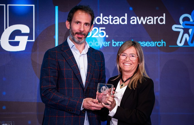Imagen de Javier Vidaurreta, socio responsable de People en KPMG en España, recoge el Randstad Award 2025 como mejor empresa de auditoría y consultoría.