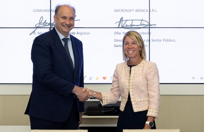 Imagen de Natalia Escobedo, directora de sector público y educación de Microsoft España, y Miguel López-Valverde, consejero de digitalización de la Comunidad de Madrid.