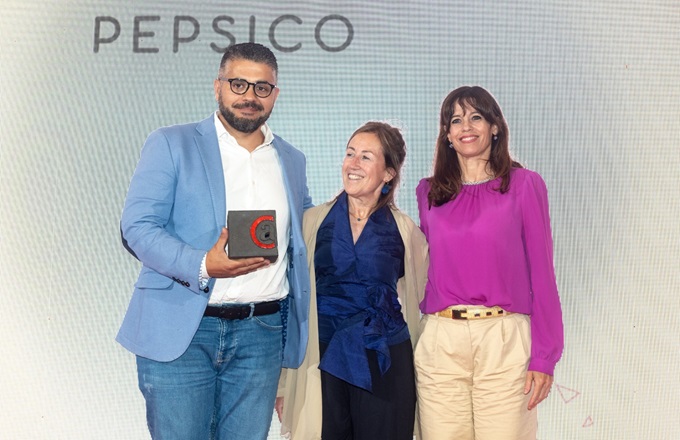 Imagen de Eneko Arbosa, jefe de producción de la planta de Bebidas de PepsiCo, Beatriz Arana, gestora de mejora continua y cambio de la planta, y Maider Etxebarria, alcaldesa de Vitoria, en la entrega del premio. 