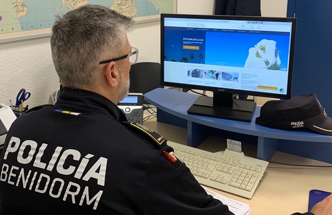 Agente de policía de Benidorm visitando la web de la Universidad de Alicante