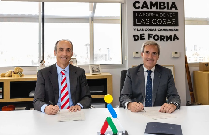 Imagen de Francisco Javier Oubiña Barbolla (izda.), vicerrector de estudiantes y empleabilidad de la Universidad Autónoma de Madrid, y Alejandro Oñoro, consejero delegado de Ilunion, durante la firma del convenio de adhesión al programa Unlimited.