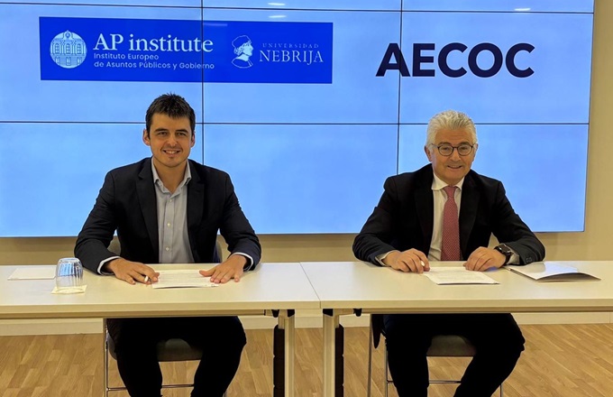 Imagen de Esteban González Guitart (izda.), director de AP Institute, y José María Bonmatí, director general de AECOC, durante la firma del acuerdo.