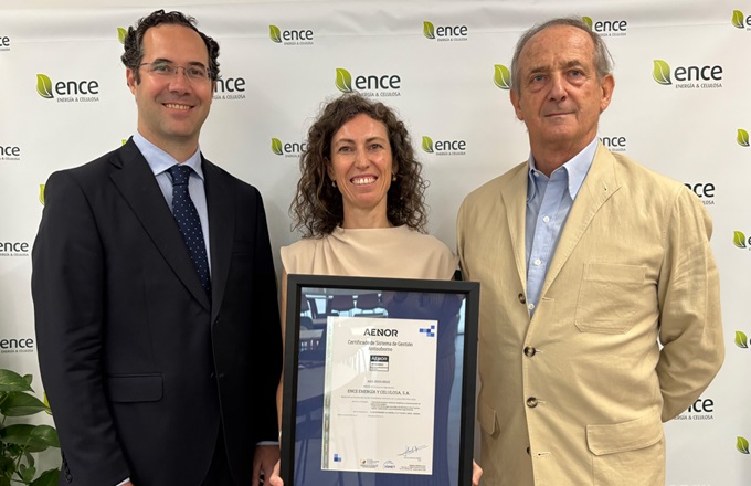 Imagen de Enrique Megía, director de Aenor en Madrid, Carla Morenés, directora de ética y cumplimiento de Ence, e Ignacio Colmenares, presidente y CEO de Ence.