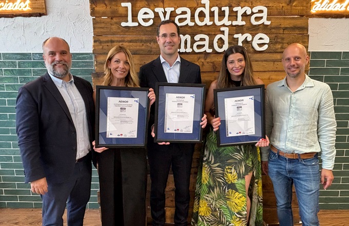 Imagen de la entrega de los certificados a Levaduramadre. Desde la izquierda: Iñaki de Olazabal, director general de Levaduramadre, Marta Novelles, directora de Recursos Humanos de  Levaduramadre, Enrique Megía, director de Aenor en Madrid, Bárbara Fernández, directora de producción de Levaduramadre, e Ignacio de la Cuesta, codirector y socio fundador de Levaduramadre.