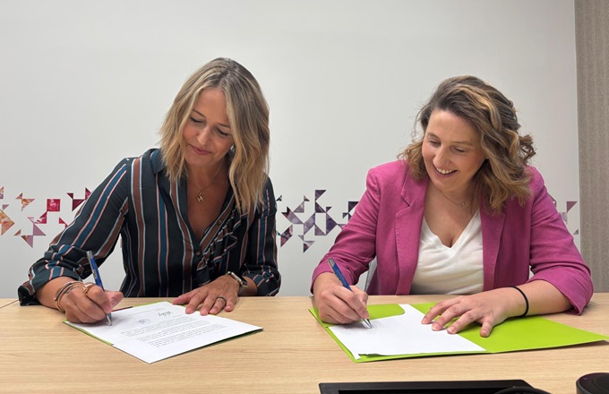 Imagen de Marta Moreno (izda.), directora de asuntos corporativos y acceso al mercado de AstraZeneca España y Cristina Sánchez, directora ejecutiva del Pacto Mundial de la ONU España.
