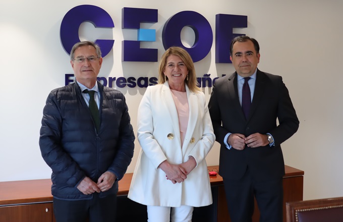 Imagen de Jose María Borda, vicepresidente ejecutivo de Sisteplant, Ana Santiago, presidenta de Sisteplant, y Borja Echegaray, jefe del área de Empresas de la CEOE.