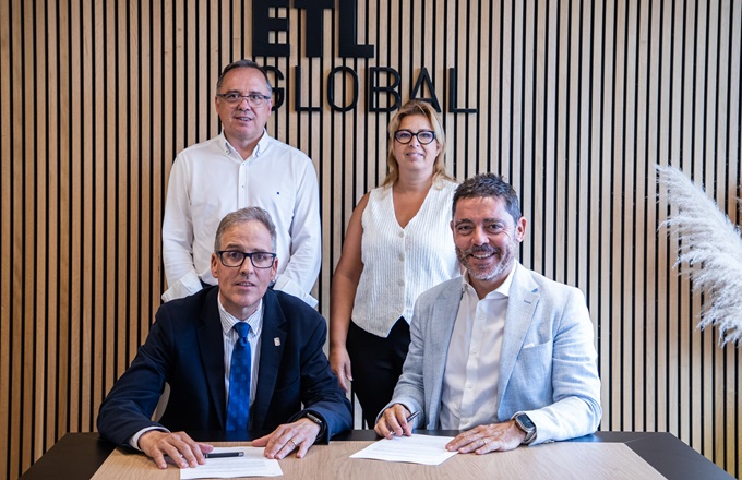 Imagen de Pedro Romero, Mónica Otero, Guillem Iñiguez y Juan Bermúdez durante la firma del acuerdo