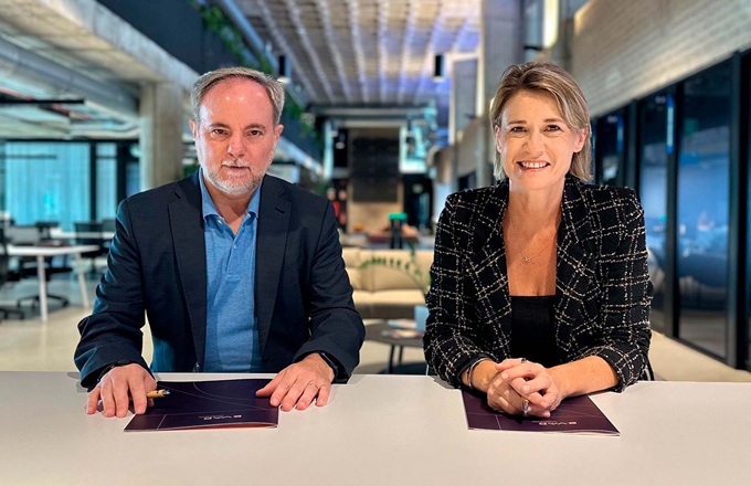 Imagen de Marta Iranzo, presidenta de EVAP, y Fernando Javier Martín Mora, presidente de Avast, durante la firma del acuerdo.