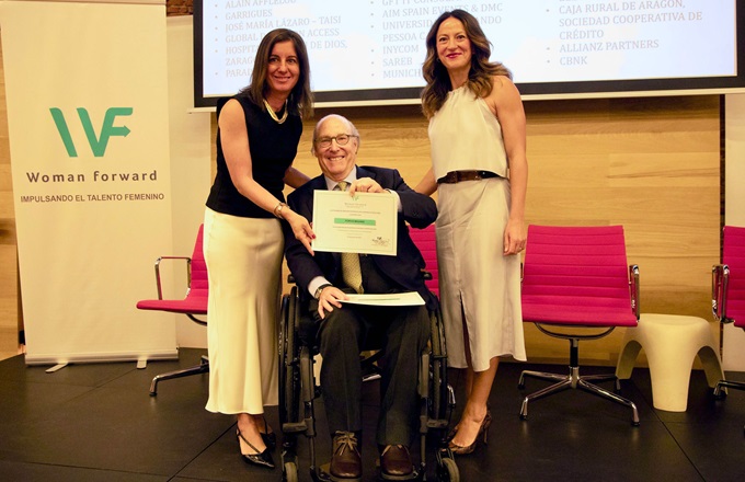 Imagen de Isabel Velázquez, socia y responsable de diversidad e igualdad de Forvis Mazars, John de Zulueta, presidente de honor del Círculo de Empresarios, y Clementina Barreda, socia de Forvis Mazars.