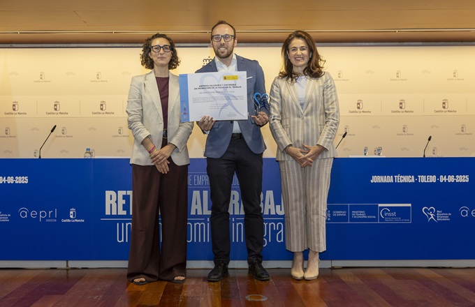 Imagen de Aitana Garí Pérez, directora del INSST, Carlos Lahoz, director de Recursos Humanos de GE HealthCare Iberia, y Nuria Berta Chust Martínez, viceconsejera de empleo, diálogo social y seguridad y salud laboral de la Junta de Castilla-La Mancha.