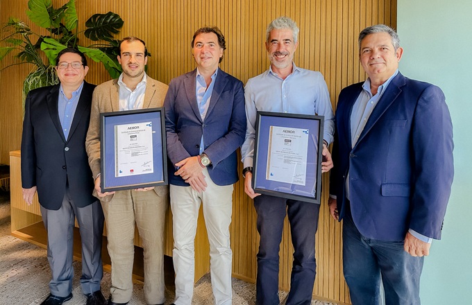 Imagen de representantes de Hesperia World muestran los certificados.