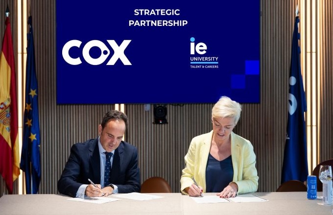 Imagen de Ines Drieselmann, vicepresidenta de global alumni y talent & careers de IE, y Pablo Barrasa, director de personas de Cox, durante la firma del acuerdo.