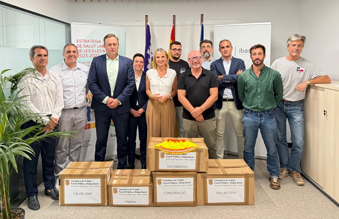 Imagen de Catalina Cabrer, consejera de Trabajo, Función Pública y Diálogo Social del Gobierno balear, y Óscar Paz, director del IBASSAL, durante el acto de entrega del material junto a representantes de las empresas receptoras.