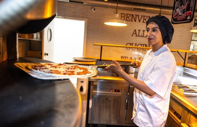 Imagen de Atika, participante del programa Incorpora que trabaja de cocinera en el restaurante Ginos de Toledo