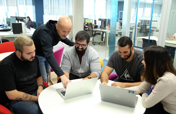 Imagen de profesionales de Indra Group