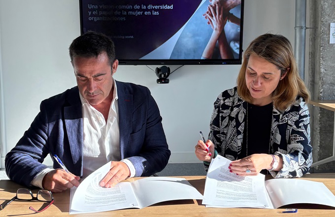 Imagen de Gema Martín, miembro de la junta directiva de Women in Banking, y Marcos Huergo, presidente de LHH España, durante la firma del acuerdo.