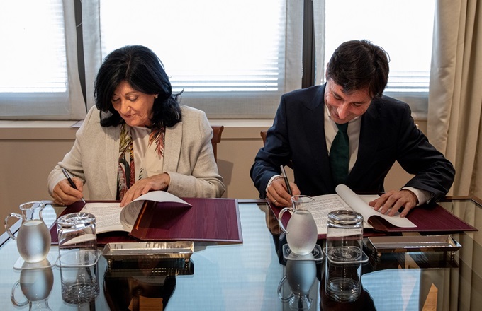 Imagen de Esperanza Casteleiro, secretaria de Estado y directora del CNI y del CCN, y Paco Salcedo, presidente de Microsoft España, durante la firma del acuerdo.