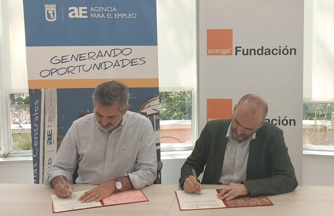 Imagen de José Aniorte (izda.), gerente de la Agencia para el Empleo del Ayuntamiento de Madrid, y Daniel Morales, director de sostenibilidad y fundaciones de MasOrange, firmando el nuevo acuerdo de colaboración.