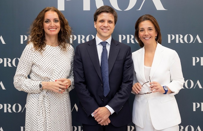 Imagen de Luis Herrero-Tejedor con Lucía Casanueva y Valvanuz Serna Ruiz, socias directoras de PROA Comunicación.