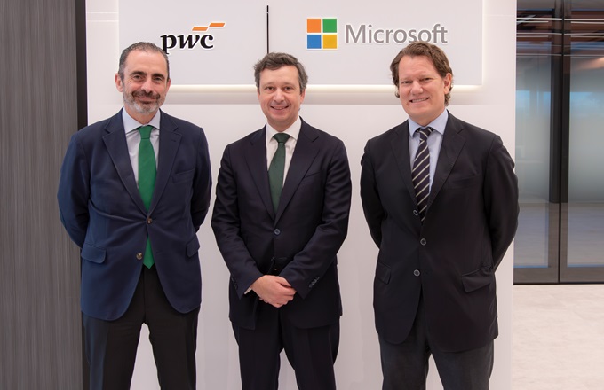 Imagen de César Calleja, socio responsable de Consulting en PwC España, Armando Martínez-Polo, socio responsable de IA en PwC España, y Antonio Budia, director de partners de Microsoft España.