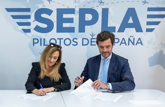 Imagen de María Paz García-Vera, directora general de la Fundación Complutense, y Fernando Miragaya, presidente de Sepla, durante la firma del acuerdo.