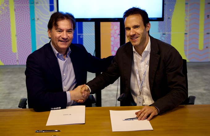 Imagen de Luis Prendes, director general de Fundación Telefónica, y Antonio Ibáñez, presidente de Somos Digital, durante la firma del acuerdo entre ambas entidades.